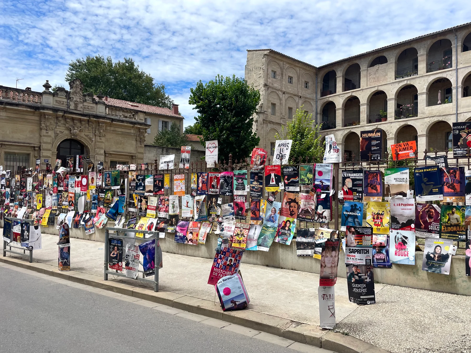 Les affiches des spectacles dans les rues d'Avignon pendant le festival de juillet 2024